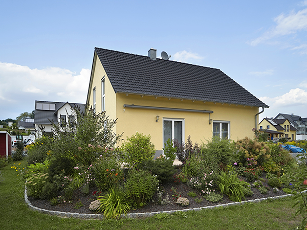 Außenanlagen neu gestaltete Aussenanlage mit Grünpflanzen und Pflastersteinen