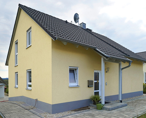 klassischer Hausbau mit Spitzdach