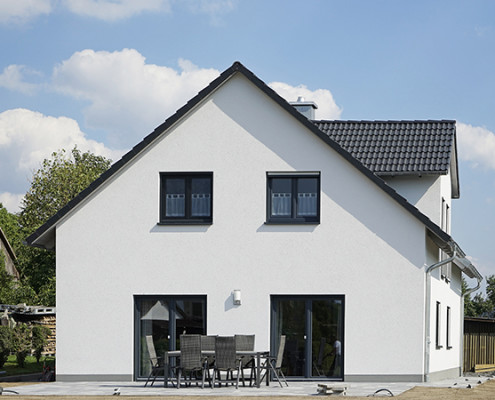 privater Neubau mit lichtdurchfluteten Wohnräumen